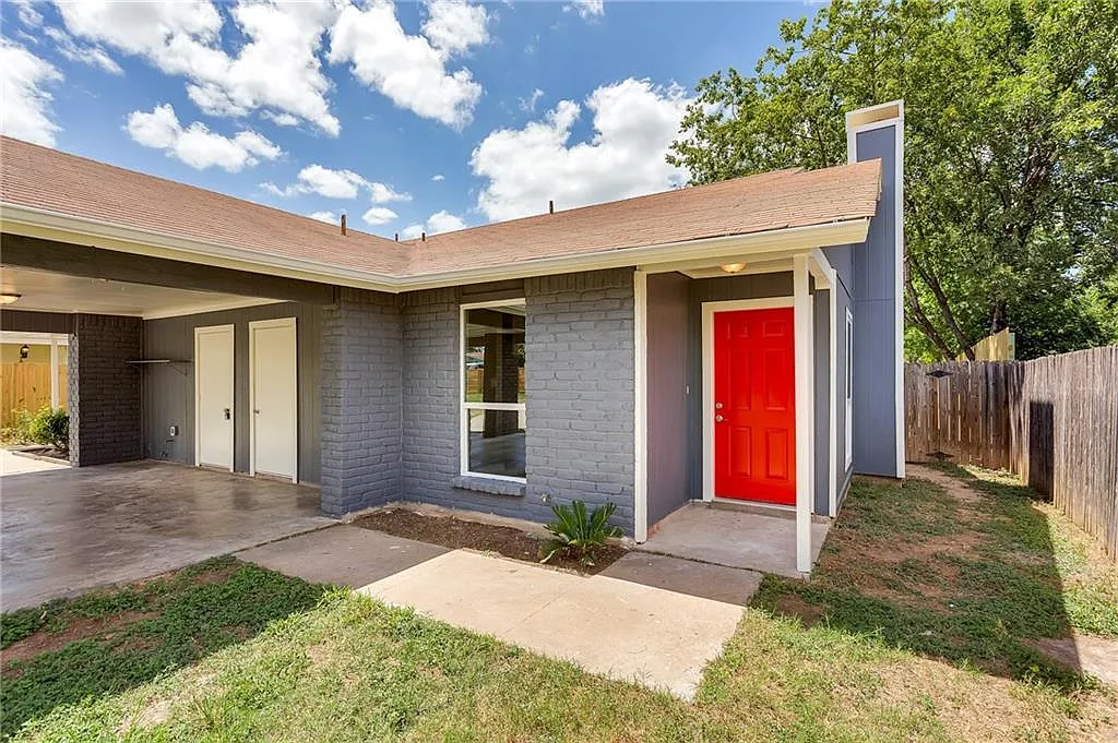 2 bed, 1.0 bath, 892 sqft, $1,300 — Photo 2