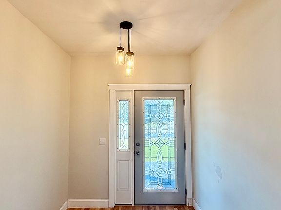 3rd image of 924 W Main St