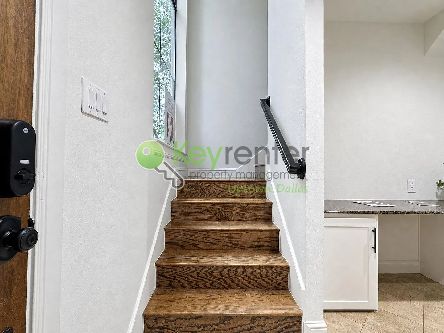 Spacious 2 Bedroom Townhouse w/ Rooftop Dallas Views | 2-Car Garage | Near Exall Park — Photo 2