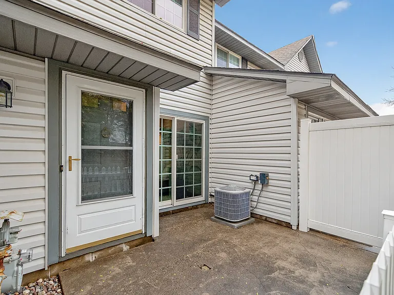 2597 Bedford Ct — Photo 2