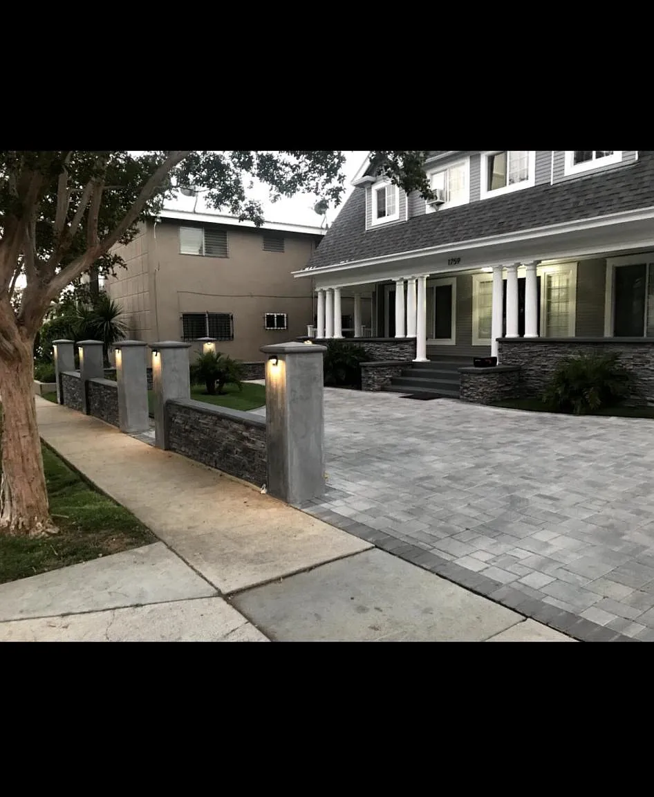 1761 N Kenmore Ave — Photo 2