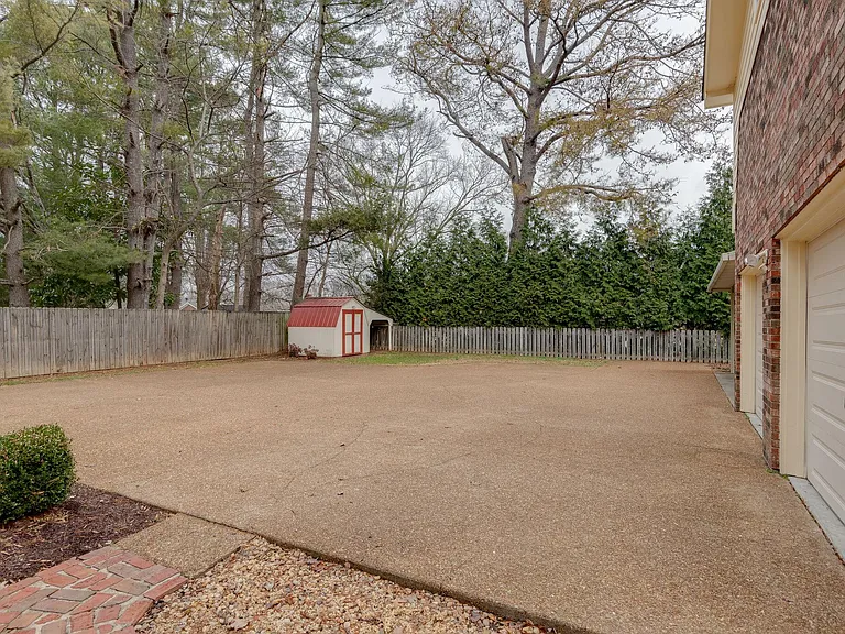 826 Victoria Dr — Photo 26