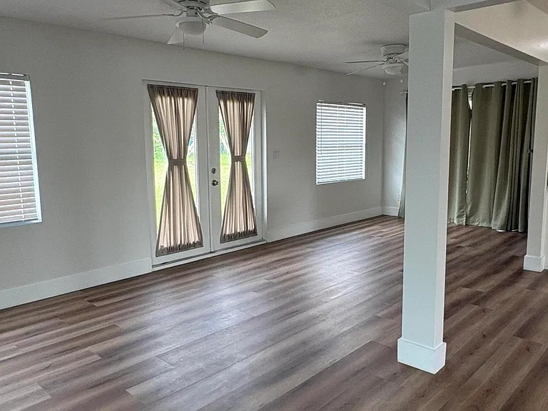 285 NE Floresta Dr — Photo 10