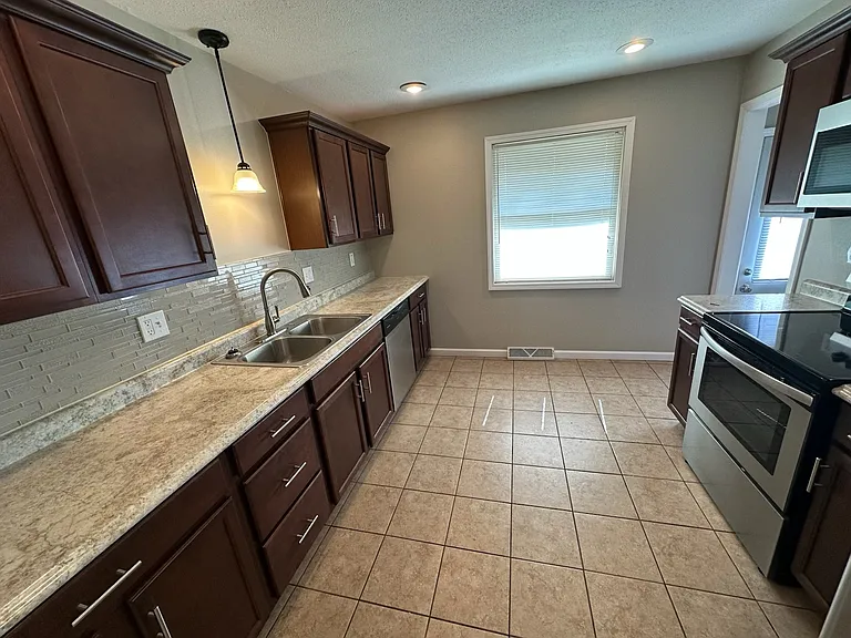4933 N Oakley Ave — Photo 5