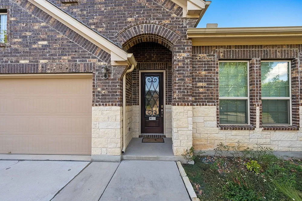 Spacious 4-Bed Home with Modern Upgrades, Private Yard & Community Pool in New Braunfels — Photo 3
