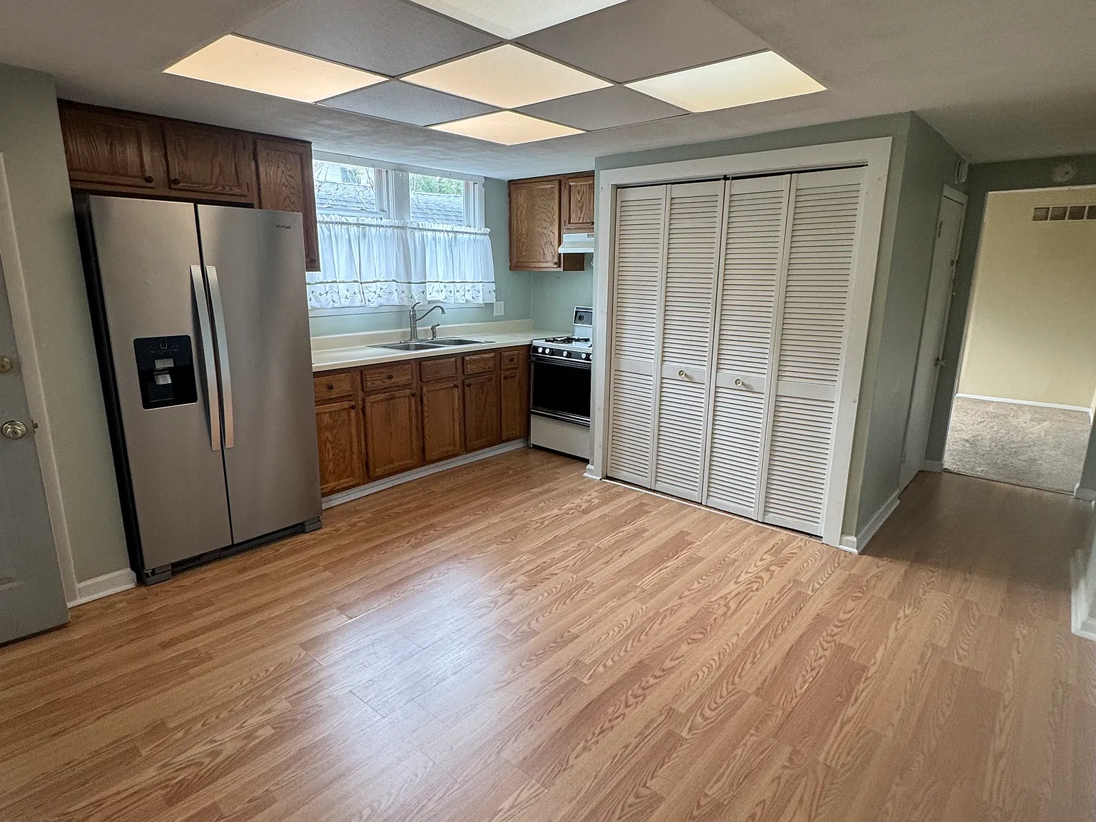 3 bed, 1300 sqft, $1,100 — Photo 2