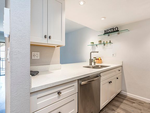 4th image of 3033 E Devonshire Ave Unit 3035
