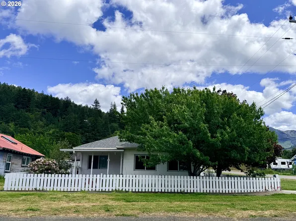 410 3rd Ave, Powers, OR 97466