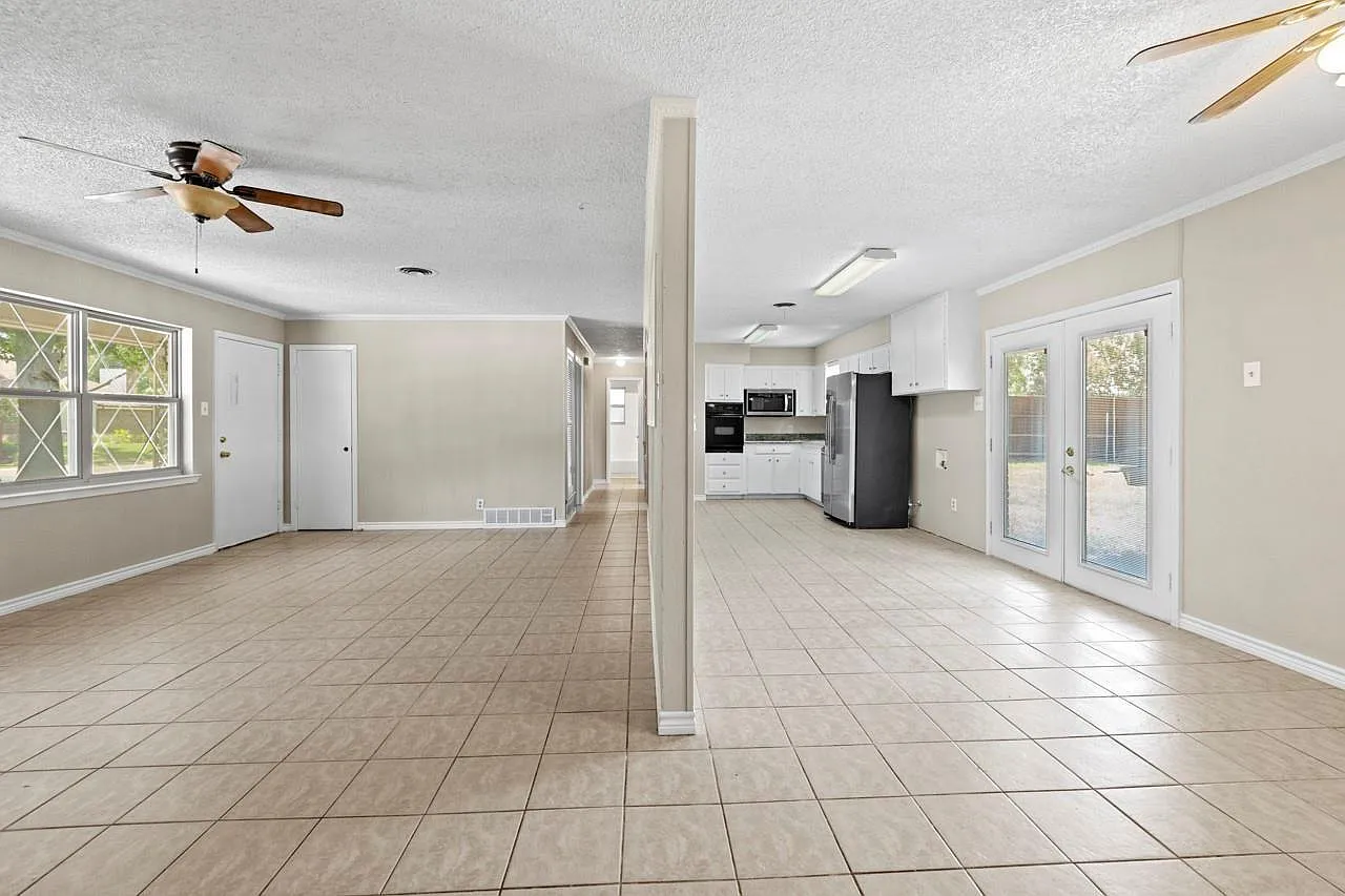 2921 Needles St — Photo 3