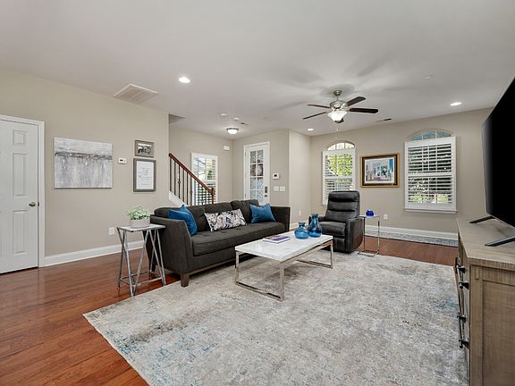 4th image of 618 Cobert Ln