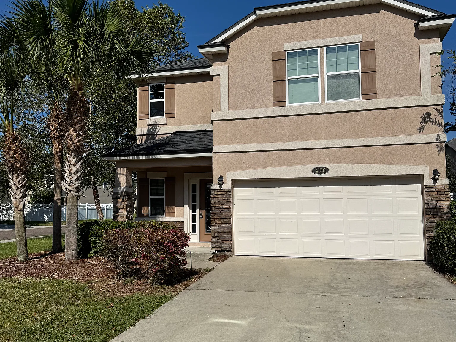 4 bed, 2.5 bath, 2220 sqft, $2,500 — Photo 1