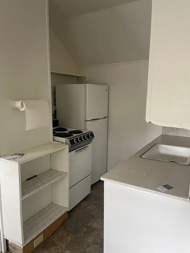 635 SE Holbrook Pl — Photo 3