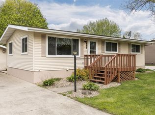 1204 N 5th St, Manchester, IA 52057