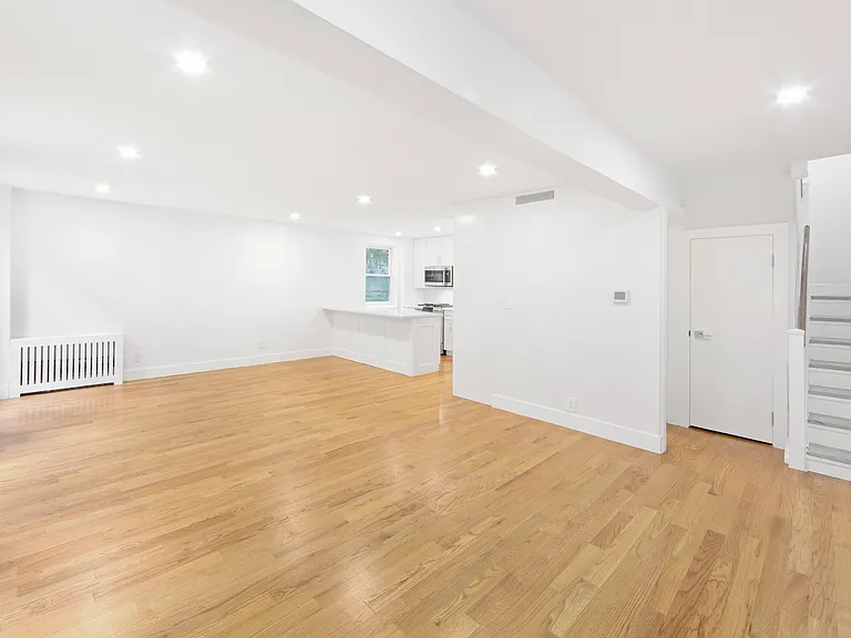 215 E 59th St #CHR — Photo 13