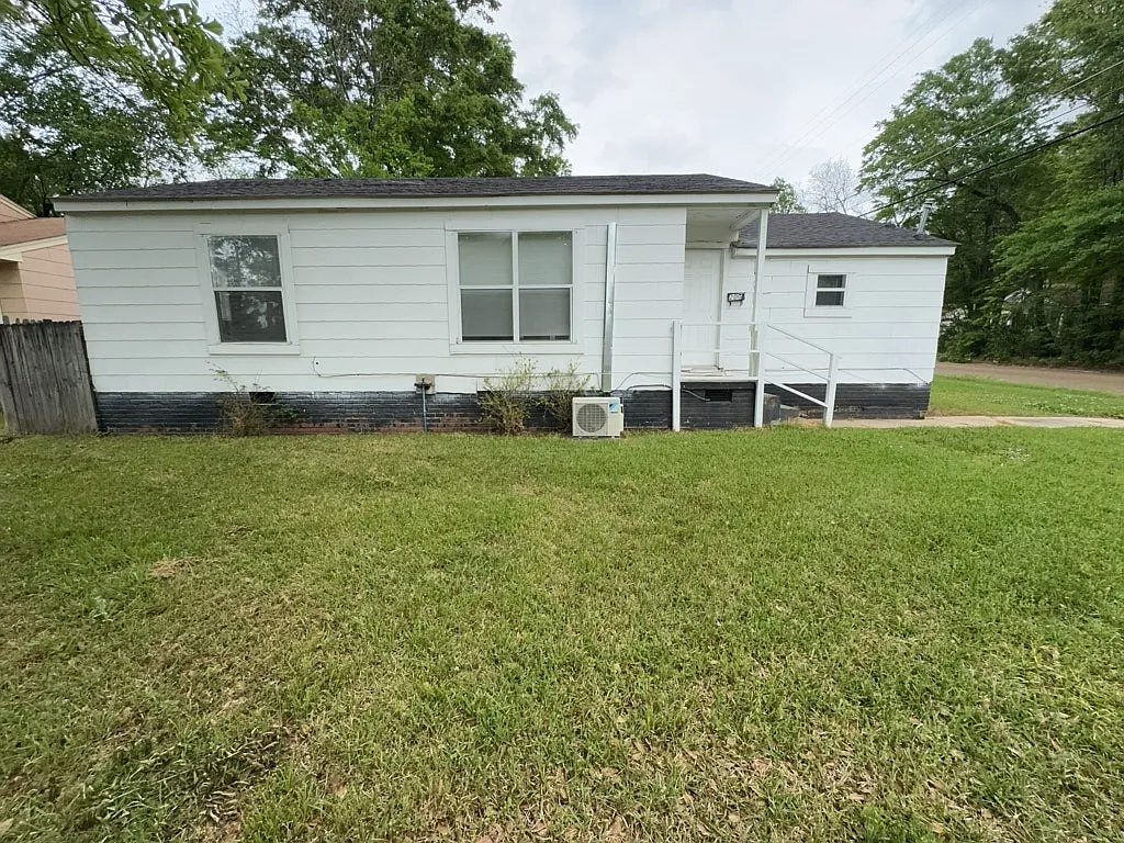 Building Photo - 200 Stillwood Dr