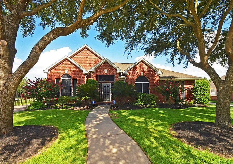 Rare find one story with huge lot and small park next to home.