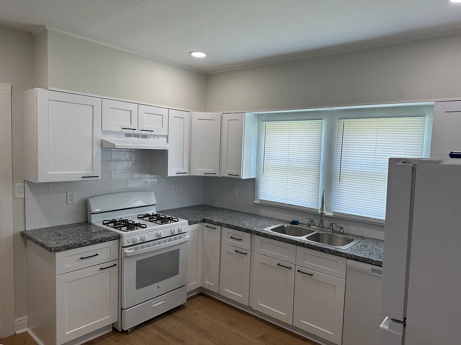 400 Saint Charles St — Photo 1