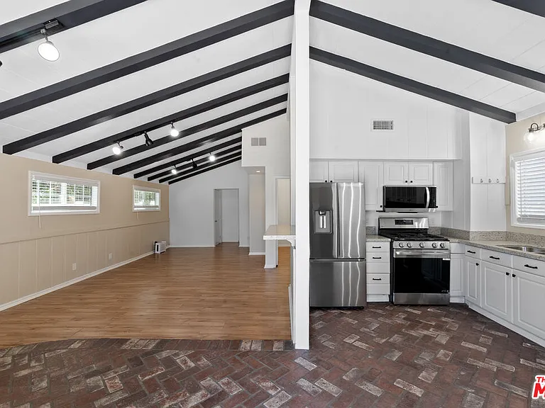 5541 Fallbrook Ave — Photo 7