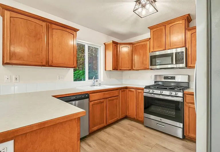 585 Dublin Ave — Photo 12