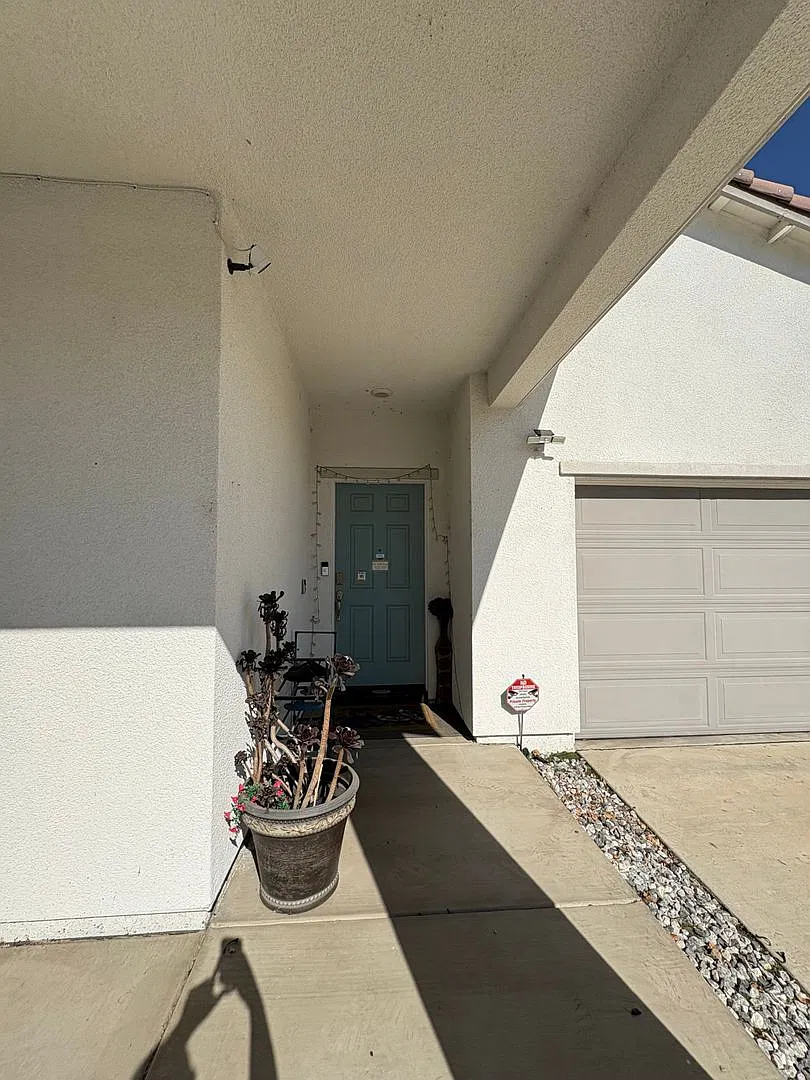 Charming 3 Bedroom Home in Lathrop! — Photo 2