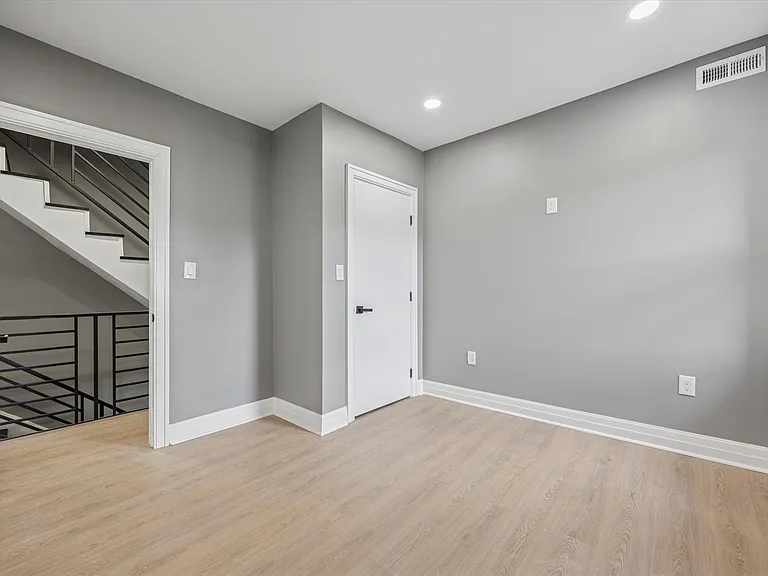 523 W Glenside Ave — Photo 16