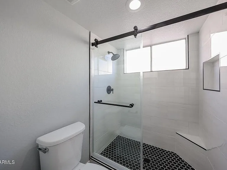 3951 E Waltann Ln — Photo 30