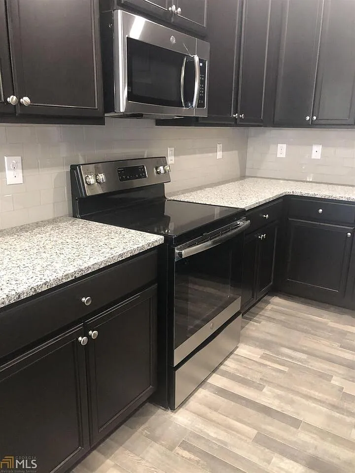 3 bed, 2.5 bath, 1568 sqft, $1,800 — Photo 3