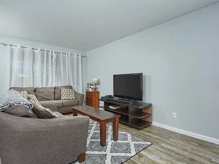 3906 N Stone Ave — Photo 6
