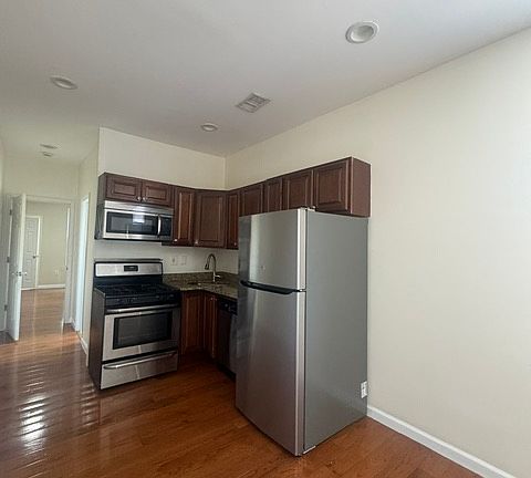 2nd image of 169 Christopher Columbus Dr APT 4R