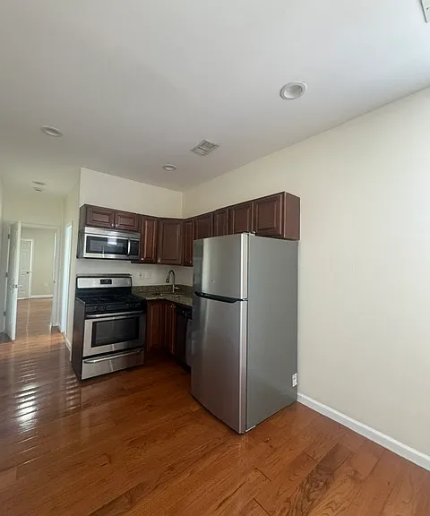 169 Christopher Columbus Dr #4R — Photo 2
