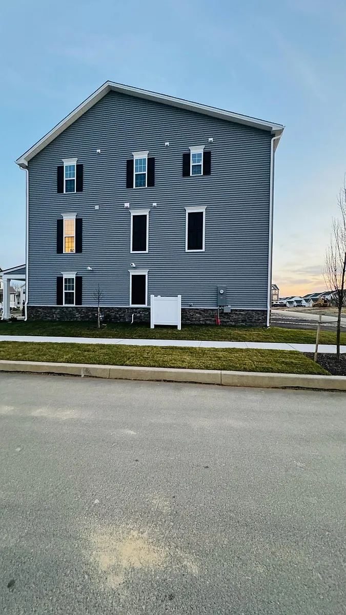 Building Photo - 1121 E Lock Rd