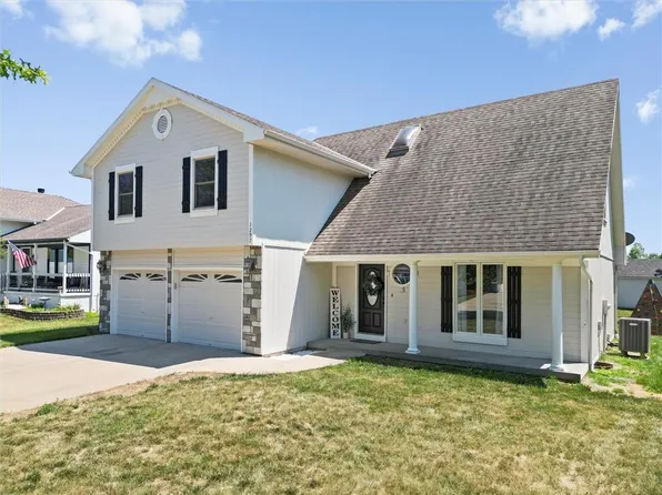 1207 Aspen Dr, Smithville, MO 64089