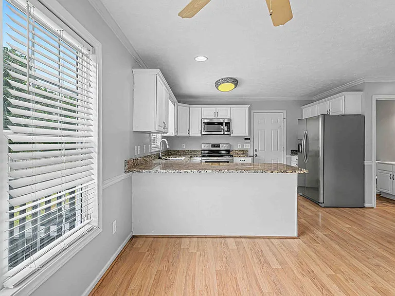 209 Lansing Ct — Photo 11