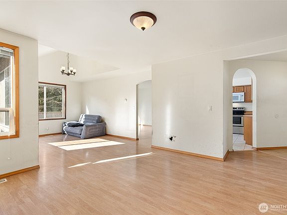 4th image of 620 125th Avenue NE