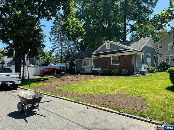 3rd image of 120 Louis St