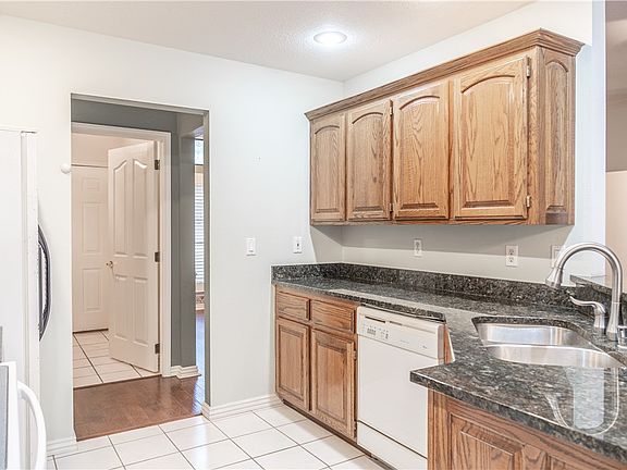 3rd image of 450 Primrose Ave
