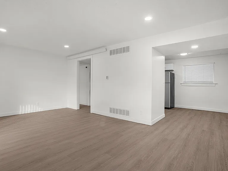 White Pines Apts — Photo 8