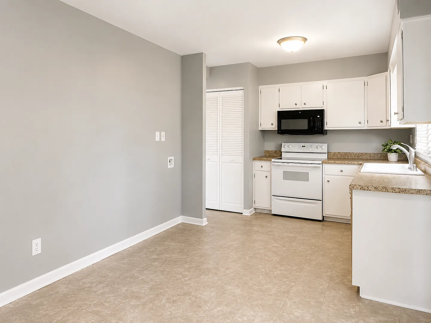 Heart of Middletown Home! — Photo 4