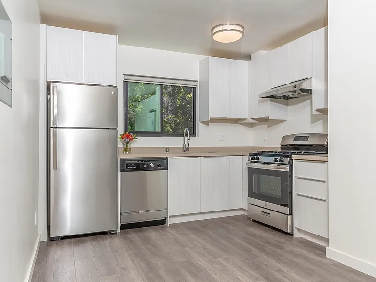 1330 N Martel Ave — Photo 22