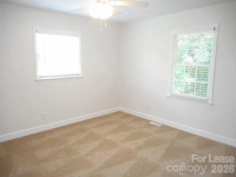 7556 Thorncliff Dr — Photo 17