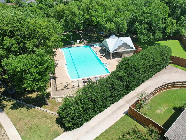 2328 Hunters Run Dr — Photo 36