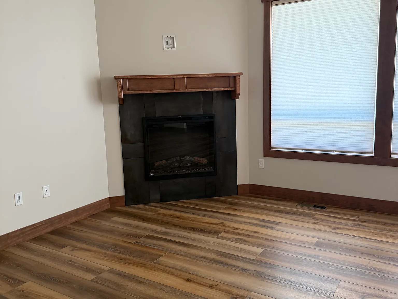 3 bed, 2.5 bath, 2300 sqft, $3,200 — Photo 3