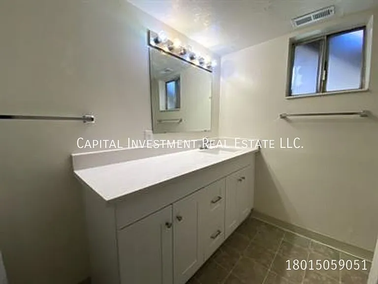 1126 E Crandall Ave #B — Photo 6