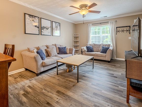 4th image of 100 Woodstone Dr APT 18