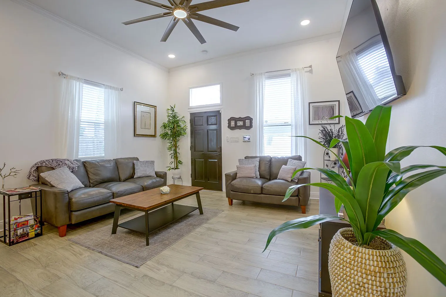 2 bed, 1.0 bath, 1097 sqft, $2,483 — Photo 3