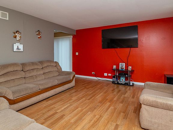 3rd image of 1900 Jamestown Cir