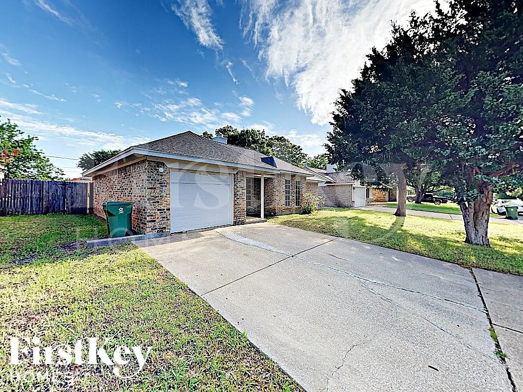 3 bed, 1.0 bath, 1259 sqft, $2,040 — Photo 2