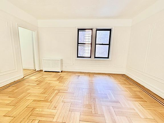 2nd image of 655 Pelham Pkwy N APT 2K