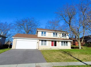 816 Woodbine Cir, Lake Zurich, IL
