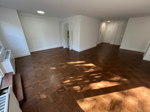 155 East 34th Street image 3 of 17